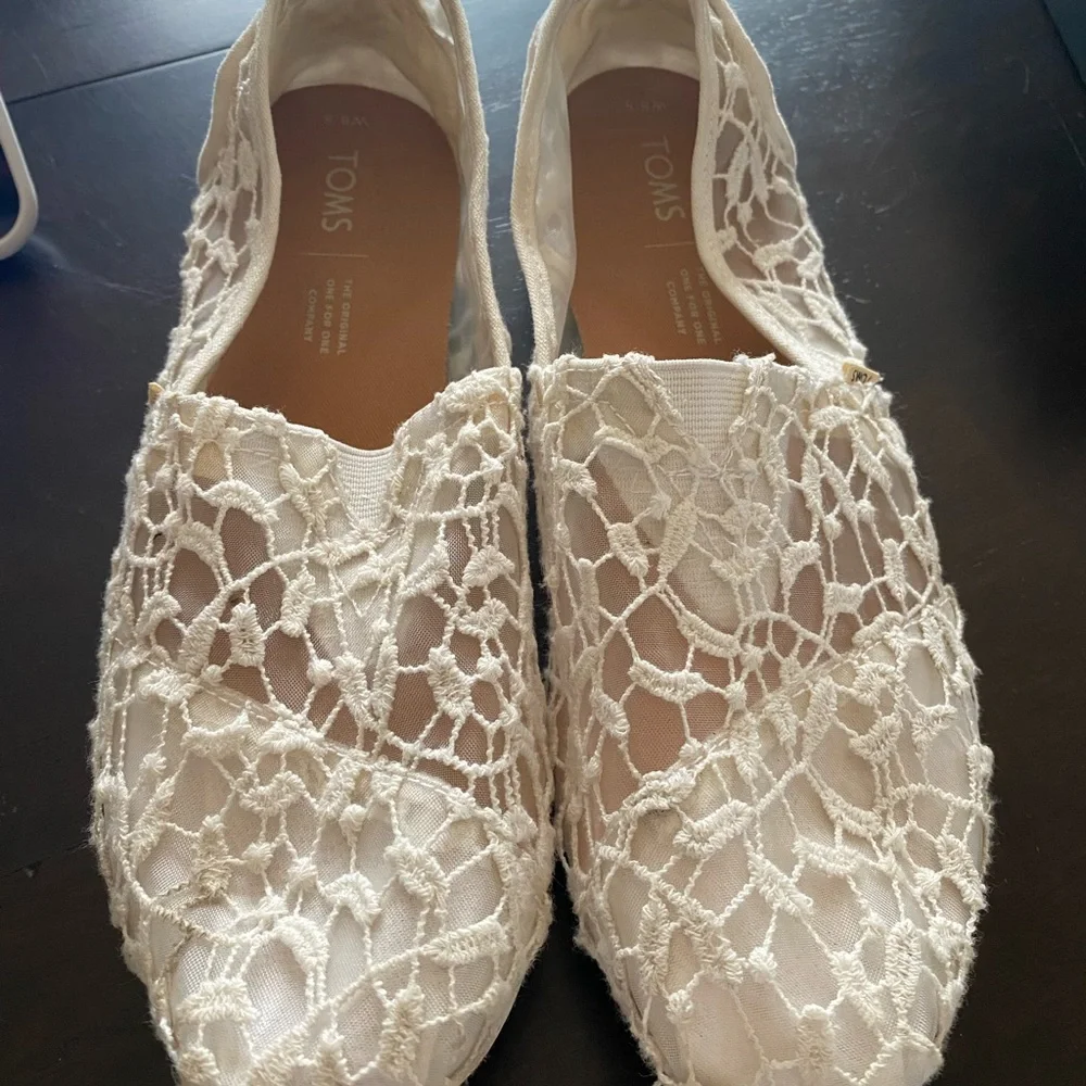 TOMS Women’s White Lace Leaves Classic Shoes - Picture 1 of 4